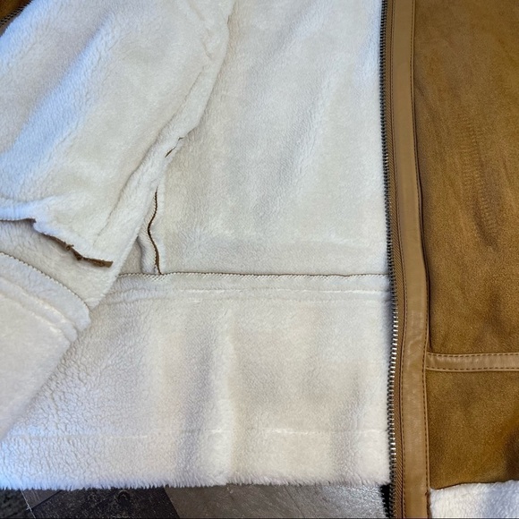 Universal Thread Faux Leather with Sherpa Trim size Medium - Picture 8 of 10